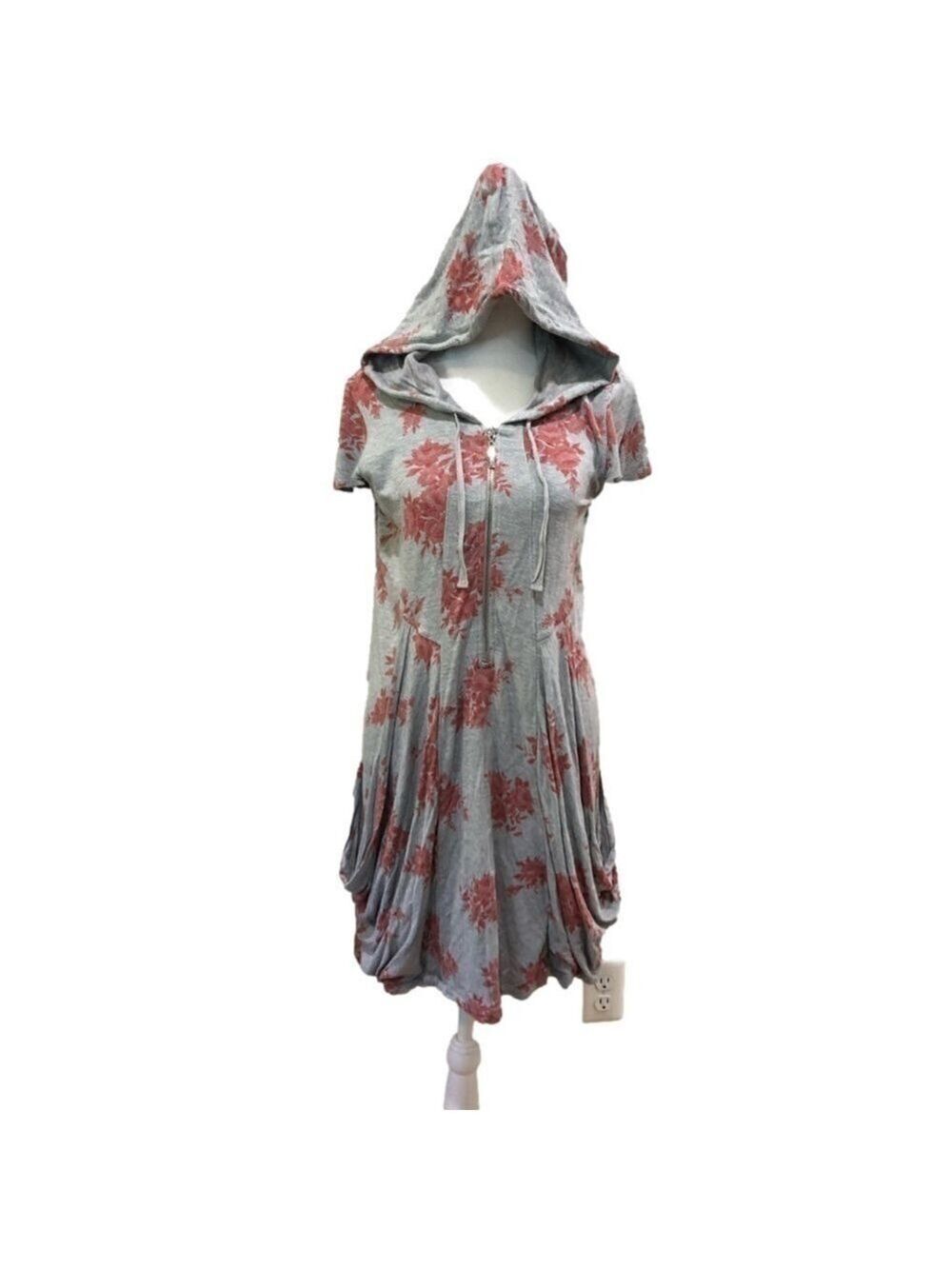 Chelsea & Theodore hooded, flutter sleeve dress with large pouch pockets. Size S